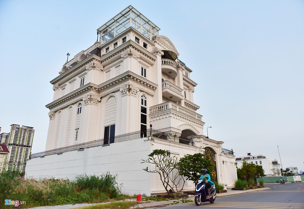 Bốn mặt xung quanh tòa nhà được thiết kế, xây dựng nhiều chi tiết khá tinh xảo, đẹp mắt. Ảnh: Zing