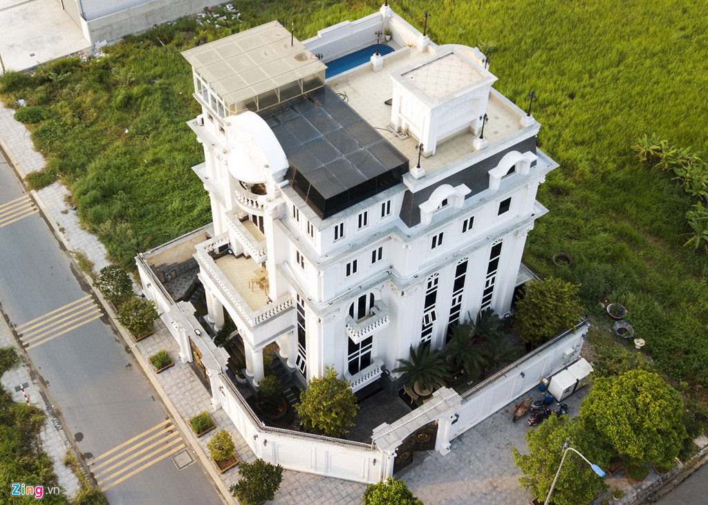 Lý Nhã Kỳ hiện sống trong căn biệt thự xa hoa tại khu Thảo Điền (Q.2, TP. HCM). Nhìn từ bên ngoài, biệt thự trông chẳng khác gì một tòa lâu đài dát vàng lộng lẫy. Ảnh: Zing