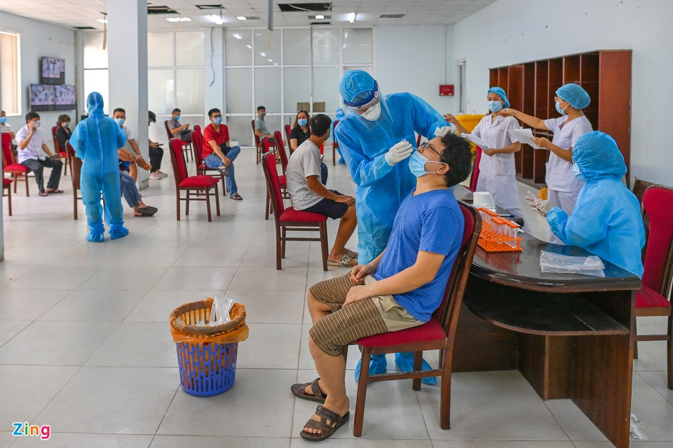 Tại Hà Nội, người về từ vùng dịch thực hiện cách ly tại nhà 7 ngày theo hướng dẫn của Bộ Y tế, sau đó tiếp tục theo dõi sức khỏe trong vòng 7 ngày. Trường hợp sốt, ho, đau họng, khó thở hoặc biểu hiện mất vị giác… phải thông báo ngay cho chính quyền địa phương, trạm y tế hoặc cơ sở y tế gần nhất để được hướng dẫn quản lý sức khỏe phù hợp.