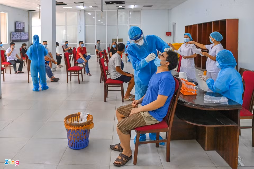 Tại Hà Nội, người về từ vùng dịch thực hiện cách ly tại nhà 7 ngày theo hướng dẫn của Bộ Y tế, sau đó tiếp tục theo dõi sức khỏe trong vòng 7 ngày. Trường hợp sốt, ho, đau họng, khó thở hoặc biểu hiện mất vị giác… phải thông báo ngay cho chính quyền địa phương, trạm y tế hoặc cơ sở y tế gần nhất để được hướng dẫn quản lý sức khỏe phù hợp.