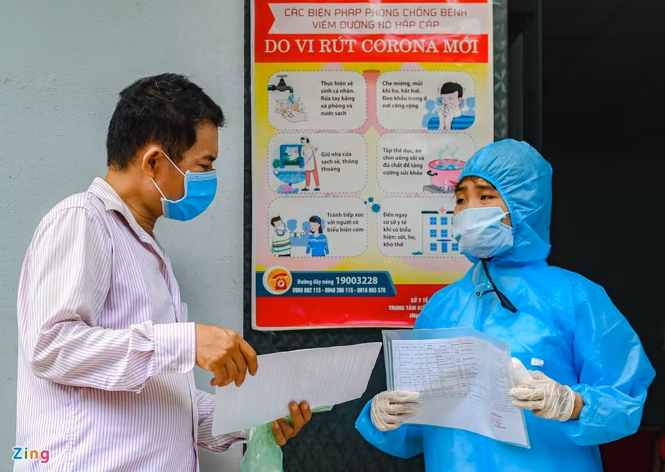 Người dân trước khi đến lấy mẫu được cán bộ y tế phường gọi điện thoại điều tra thông tin dịch tễ cơ bản như thời gian, địa điểm lưu trú ở TP.HCM, quá trình di chuyển.