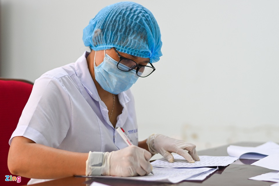 Mọi thông tin khai báo y tế của người dân đến xét nghiệm được nhân viên y tế đối chiếu và ghi chép lại cẩn thận.