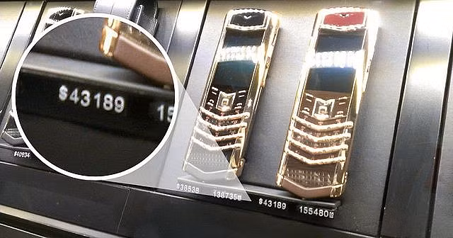 Một chiếc điện thoại nạm kim cương bày bán tại sân bay quốc tế Dubai có giá hơn 1 tỷ đồng.