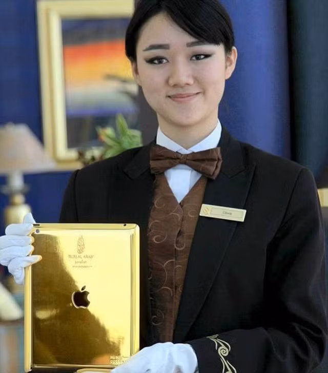 Một khách sạn ở Dubai tặng iPad vàng cho khách hàng.