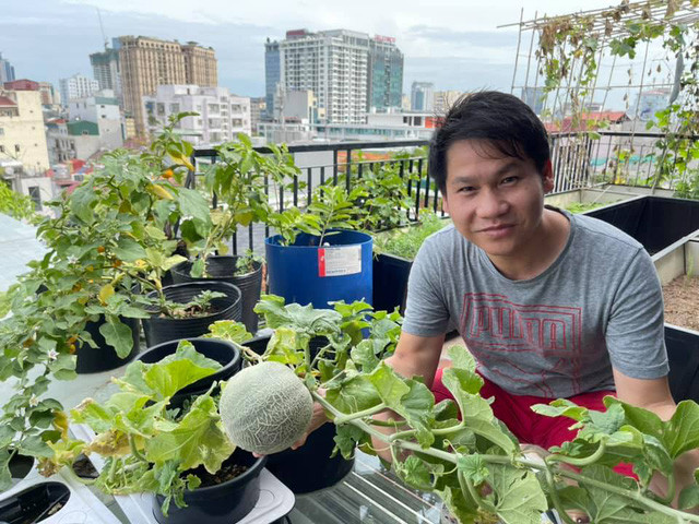 Trên trang cá nhân, nam ca sĩ thường xuyên chia sẻ góc vườn xanh mướt, sai trĩu quả trên sân thượng mà ai nhìn cũng mong muốn được sở hữu.