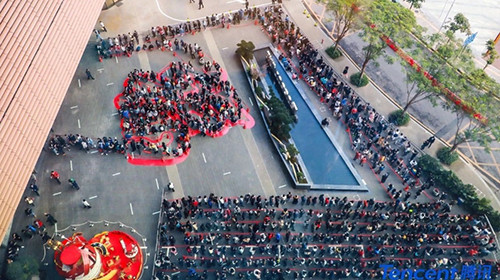 Vào ngày đi làm đầu tiên của năm mới, rất đông người nối đuôi nhau chờ được lì xì bên ngoài trụ sở của Tencent ở thành phố Thâm Quyến, Trung Quốc. Ảnh: SCMP