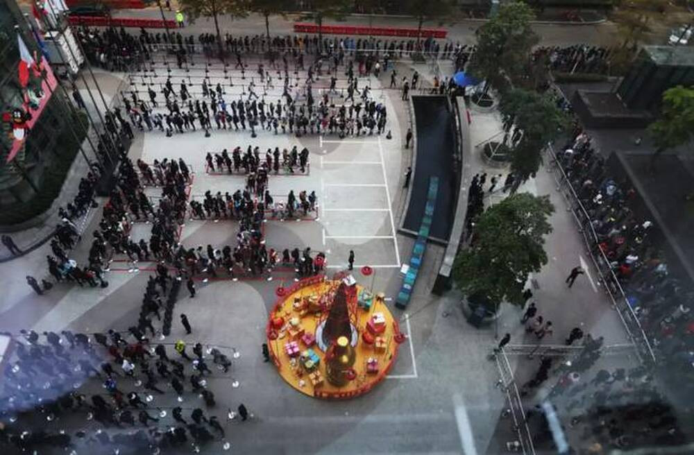 Các nhân viên bắt đầu xếp hàng từ trước 20h tối, nghĩa là người đầu tiên của hàng đã chờ đợi qua đêm, hơn 12 giờ, để được nhận phong bao lì xì đầu tiên từ ông Mã. Ảnh: SCMP