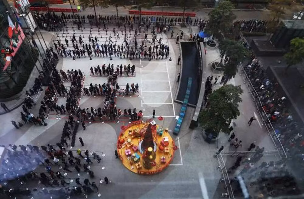 Các nhân viên bắt đầu xếp hàng từ trước 20h tối, nghĩa là người đầu tiên của hàng đã chờ đợi qua đêm, hơn 12 giờ, để được nhận phong bao lì xì đầu tiên từ ông Mã. Ảnh: SCMP