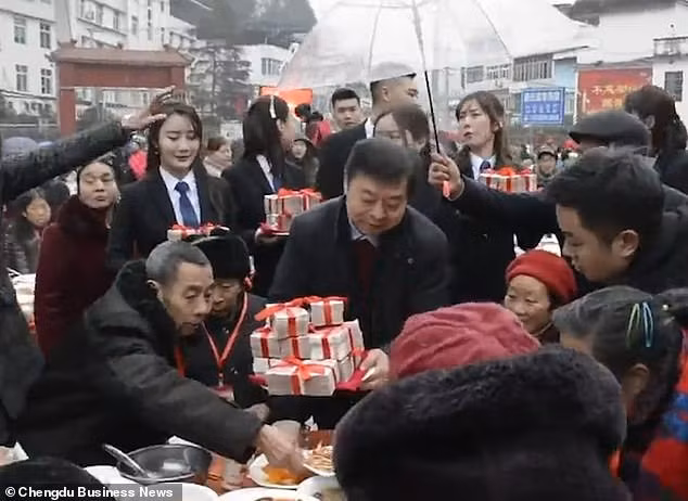 Vì số tiền quá lớn không thể đựng trong bao lì xì nên ông đã dùng một dải ruy-băng đỏ để buộc chúng lại. Ảnh: Hongxing News