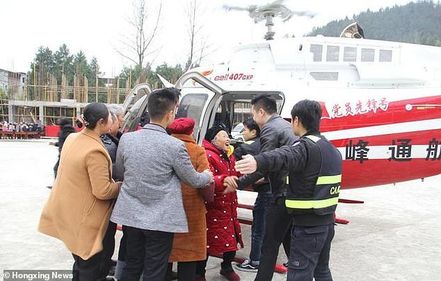 Vào mùng 2 Tết năm 2019, ông Zheng Daqing - chủ tịch của Tập đoàn Tiandi Tân Cương đã đi trực thăng tới làng Dingziqiao ở tỉnh Tứ Xuyên, phía tây nam Trung Quốc và ở lại vài ngày để gặp gỡ những người dân trong làng, tặng quà cho người cao tuổi. Ảnh: Hongxing News