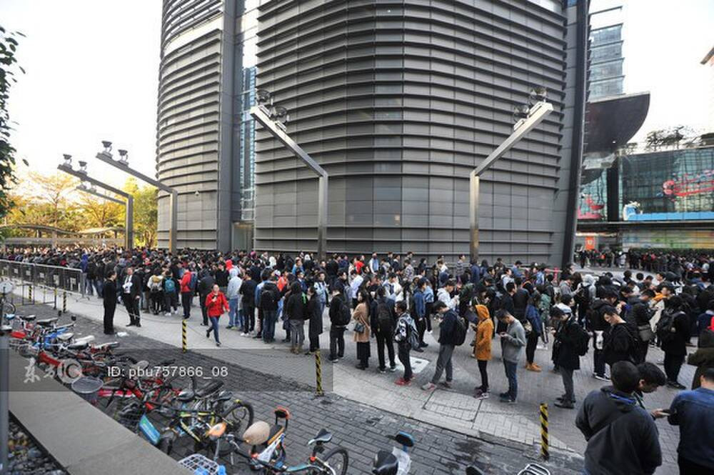 Hàng người xếp hàng dài đến nỗi phải vòng vài lần quanh trụ sở của công ty ở quận Nanshan (Thâm Quyến) để nhận lì xì từ tỷ phú Mã Hóa Đằng. Ảnh: SCMP