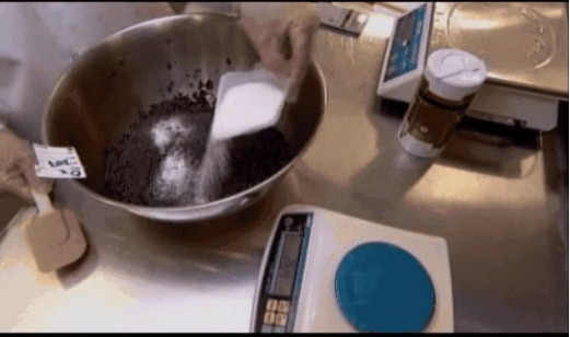 Trứng cá làm sạch xong được đưa vào muối theo quy trình với lượng muối bằng 3,5% khối lượng trứng cá.