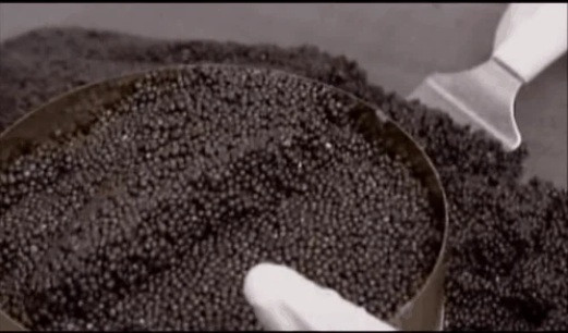 Trứng cá tầm sẽ được dàn đều, có phần hơi nén nhẹ để nhằm hạn chế không khí lọt vào - yếu tố làm giảm chất lượng sản phẩm. Nguồn ảnh: Panos Egglezos channel, Tiktok.