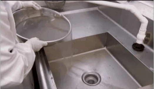 Sau khi được phân tách, trứng cá sẽ được rửa qua nước lạnh nhiều lần nhằm lọc bỏ những tạp chất và các quả trứng bị vỡ.