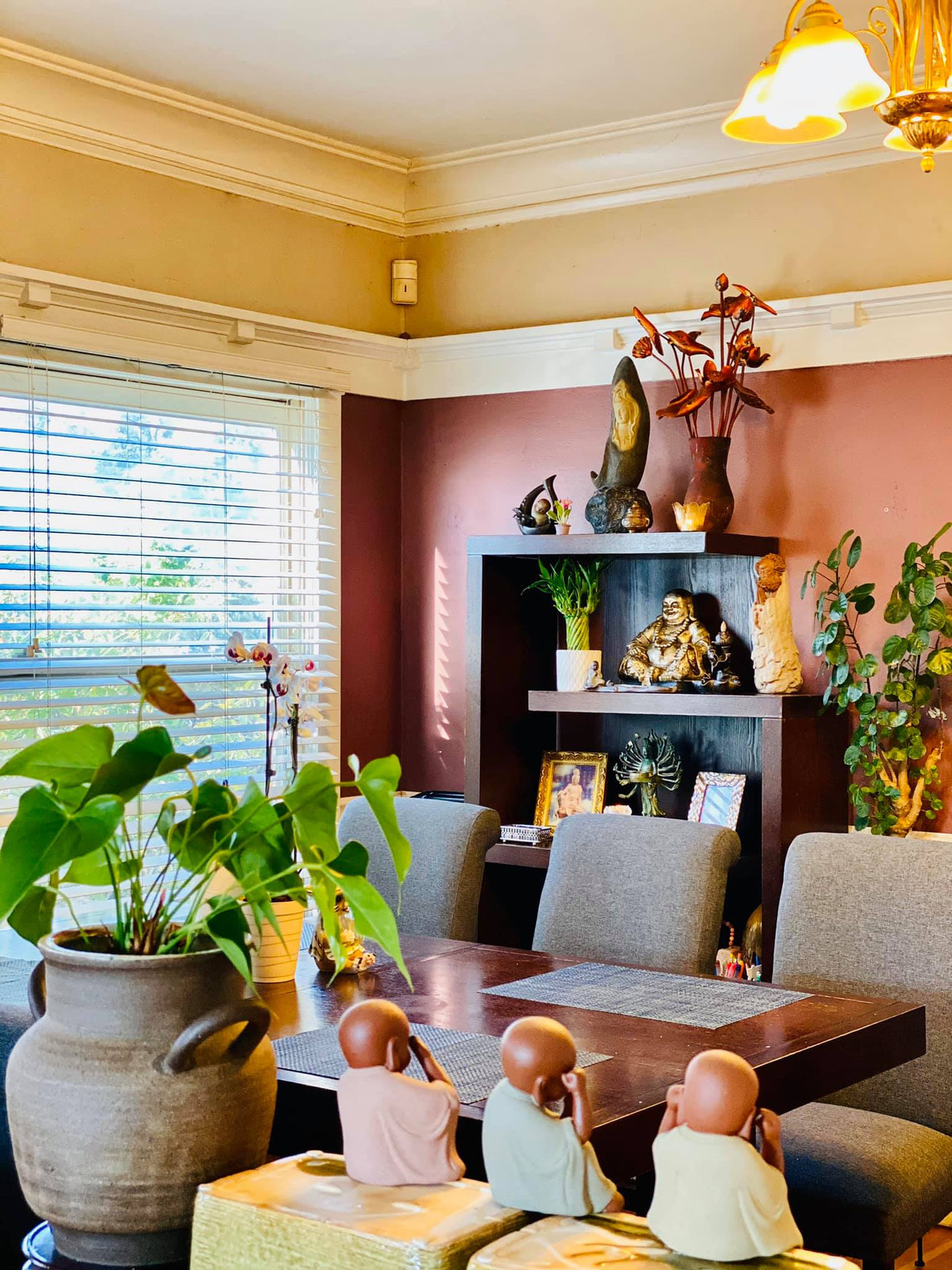 Rất nhiều món decor độc đáo được trưng bày trong phòng khách. Ảnh: FBNV