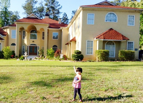 Thúy Nga là danh hài nổi tiếng cả trong và ngoài nước. Sau thời gian dài làm nghệ thuật, cơ ngơi của Thuý Nga cũng khiến cho nhiều người phải trầm trồ ngưỡng mộ. Tại Mỹ, danh hài Thúy Nga sở hữu căn biệt thự sang trọng có đến 112 ô cửa sổ. Ảnh: FBNV