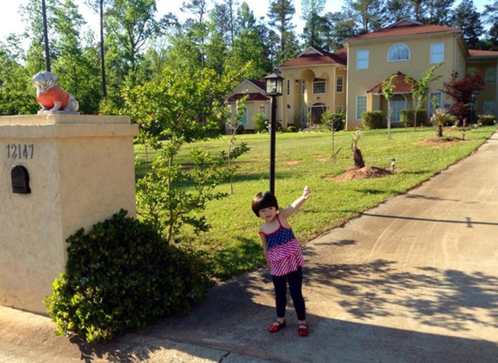 Căn biệt thự có 3 khu lớn nhỏ nên diện tích cũng thuộc vào dạng khủng, phía trước là khoảng sân vườn rộng rãi. Ảnh: FBNV