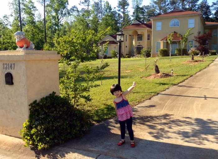 Căn biệt thự có 3 khu lớn nhỏ nên diện tích cũng thuộc vào dạng khủng, phía trước là khoảng sân vườn rộng rãi. Ảnh: FBNV