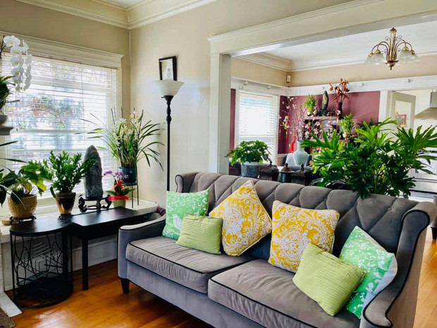 Phòng khách giản dị nhưng vẫn sang trọng. Ảnh: FBNV