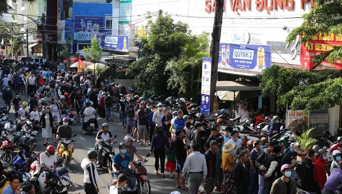 Xep hang tu 4 gio sang mua ve tran Hoang Anh Gia Lai - Ha Noi FC
