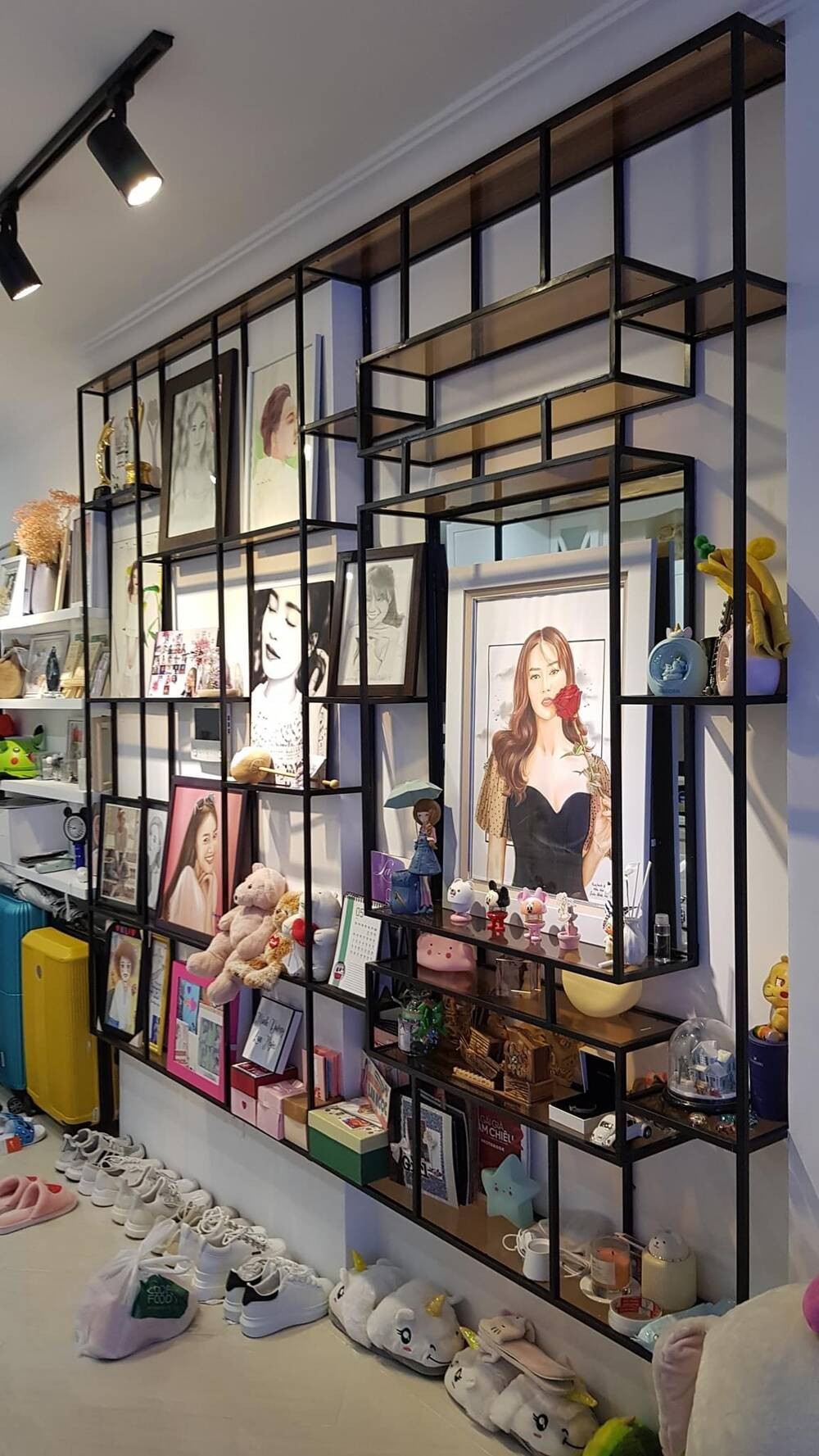 Phòng khách được thiết kế với nội thất ấm cúng trưng bày những món quà kỷ niệm.