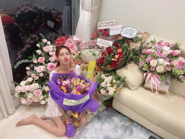 Căn hộ của Ninh Dương Lan Ngọc có tông màu trắng và khá rộng rãi.