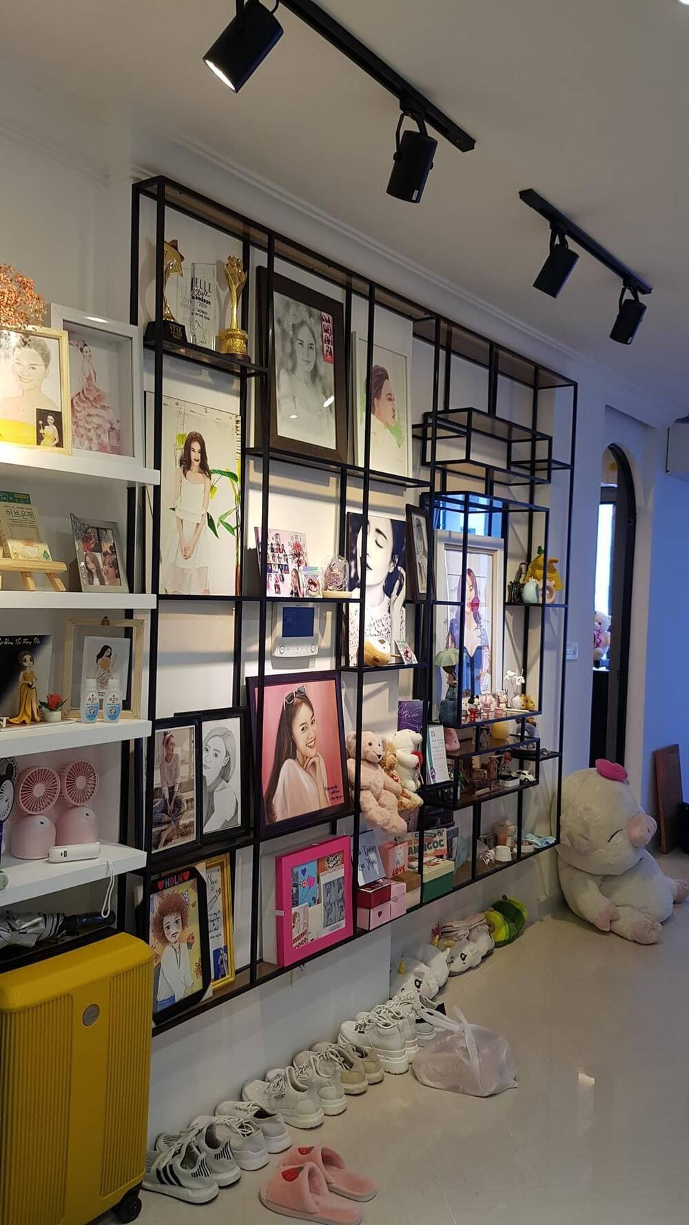 Đáng chú ý nhất là hàng loạt túi xách, giày dép… đến từ các thương hiệu nổi tiếng.