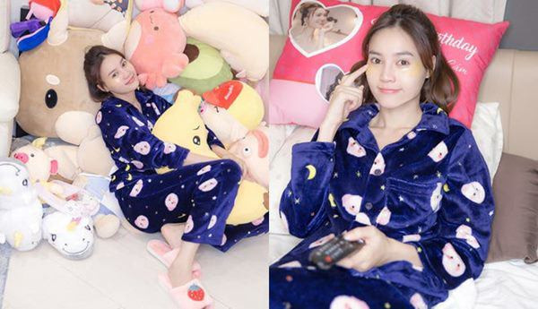 Phòng ngủ của nữ diễn viên chứa nhiều món quà đáng yêu từ fan hâm mộ gửi tặng.