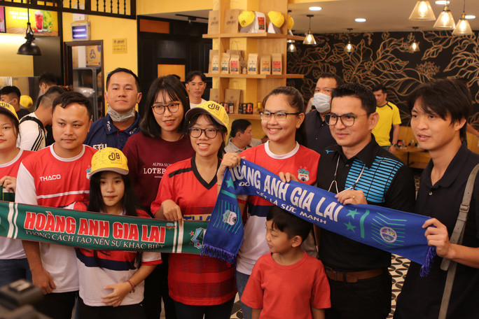 HLV Kiatisuk noi gi trong ngay dau tien tai ngo Cong Phuong, Tuan Anh?