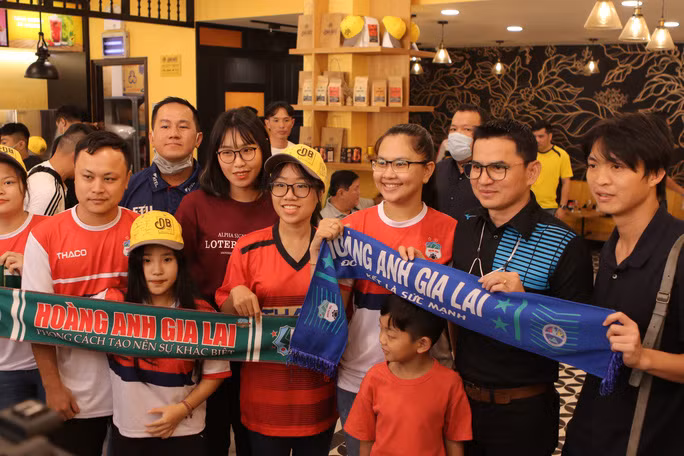 HLV Kiatisuk noi gi trong ngay dau tien tai ngo Cong Phuong, Tuan Anh?