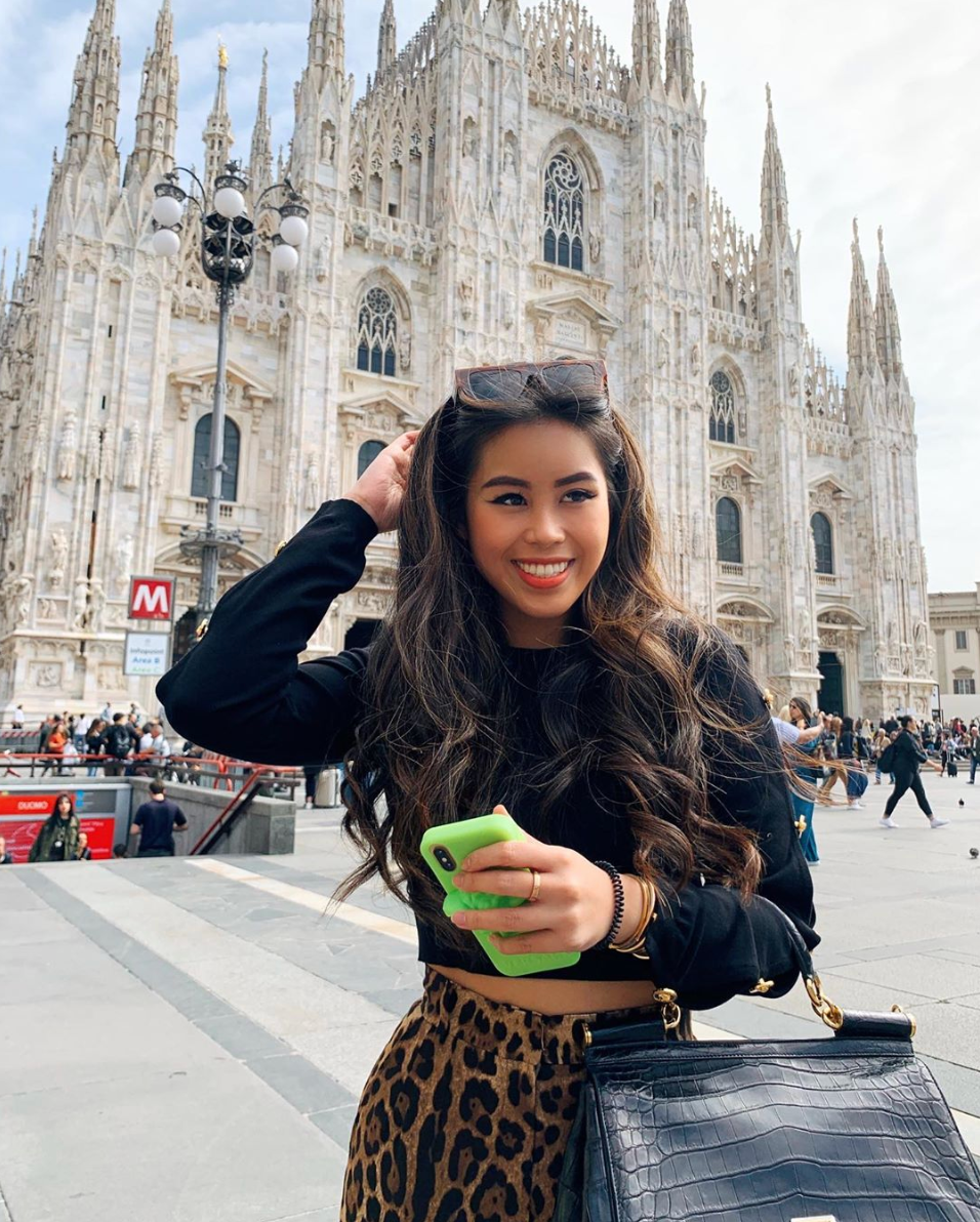 Trên Instagram, Tiên Nguyễn thường xuyên chia sẻ hình ảnh các chuyến du lịch sang chảnh, nghỉ dưỡng trong các căn biệt thự mang phong cách hoàng gia.