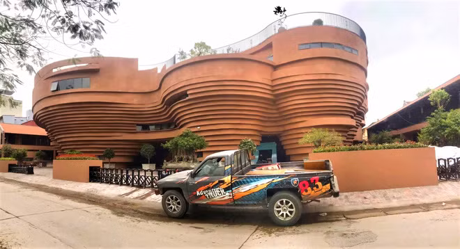 7 khối trụ kiểu bàn xoay đấu vào nhau độc đáo. Ảnh: Tiến Dũng