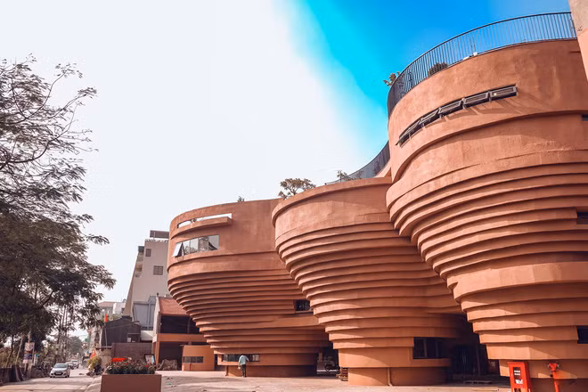 Công trình kiến trúc có một mặt hướng vào làng Bát Tràng, một mặt ngoảnh ra dòng kênh Bắc Hưng Hải, tổng số vốn đầu tư ước tính 150 tỷ đồng. Ảnh: 1+1>2