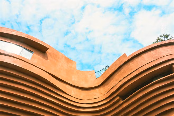 Những đường nét mềm mại ấn tượng của công trình kiến trúc độc đáo. Ảnh: June