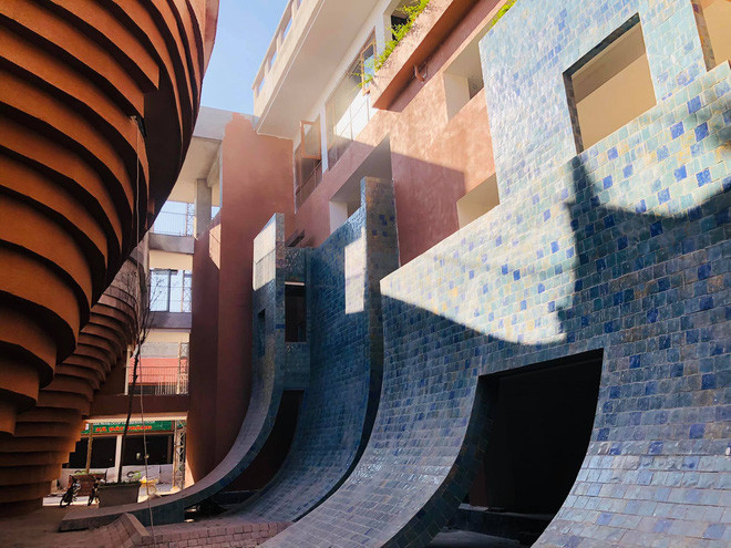 Công trình tận dụng tối đa các vật liệu truyền thống Bát Tràng như gạch gốm, ngói nung, gạch men mosaic…Ảnh: Doanhnghieptiepthi