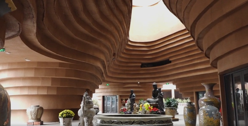 Tầng 2,3 là nơi trưng bày các dòng gốm nổi tiếng của làng. Ngoài ra, khu vườn trên mái vừa tạo cảnh quan đẹp, cũng là không gian xanh để thư giãn, giao lưu. Ảnh: Vnexpress.