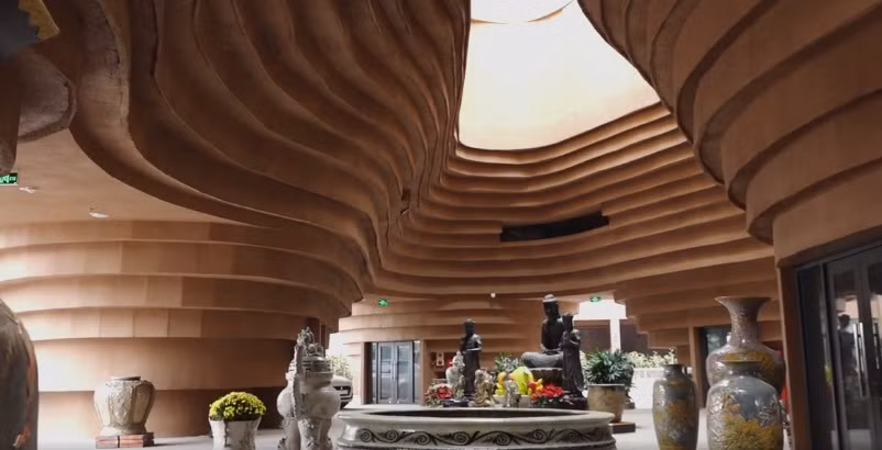 Tầng 2,3 là nơi trưng bày các dòng gốm nổi tiếng của làng. Ngoài ra, khu vườn trên mái vừa tạo cảnh quan đẹp, cũng là không gian xanh để thư giãn, giao lưu. Ảnh: Vnexpress.