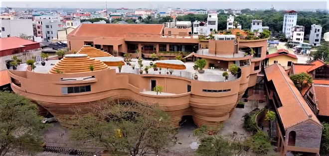 Tầng 4 là khu vườn hữu cơ, một không gian “chơi” với màu xanh. Các loại cây nông nghiệp được trồng theo kịch bản từng mùa, từng vùng ở dải đất ven sông Hồng… Ảnh: Vnexpress