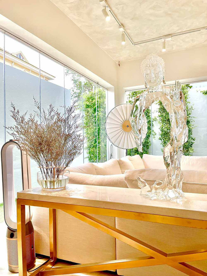 Hồ Ngọc Hà cũng tiết lộ thiết kế căn biệt thự theo cách hiện đại nhất. Mọi thứ được điều khiển và mua sắm những thứ công nghệ tốt nhất đảm bảo cứ về nhà là được thở không khí trong lành.