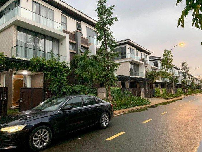 Theo một số nguồn tin, căn biệt thự của Hồ Ngọc Hà - Kim Lý hiện có giá tới 30 tỷ đồng, nằm trên vị trí đắc địa tại Sài Gòn.