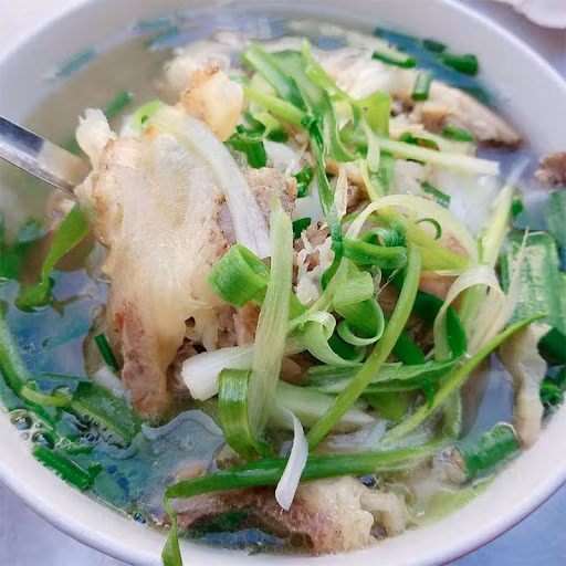 Ngoài ra, nhiều hàng phở nổi tiếng thường cho sá sùng vào nước dùng để tăng vị thơm ngon cho món ăn. Ảnh: Internet