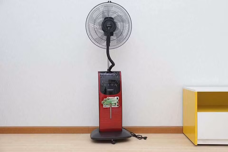 Để đối phó với nắng nóng của mùa hè, các gia đình thường dùng quạt phun sương với công suất từ 80 – 200W. Quạt không có khả năng tự ngắt như điều hòa nên việc bật thiết bị suốt 6 giờ đồng hồ sẽ khiến lượng điện năng tiêu thụ khoảng 0,48 – 1,2kWh. Nguồn ảnh: Getty Imgae