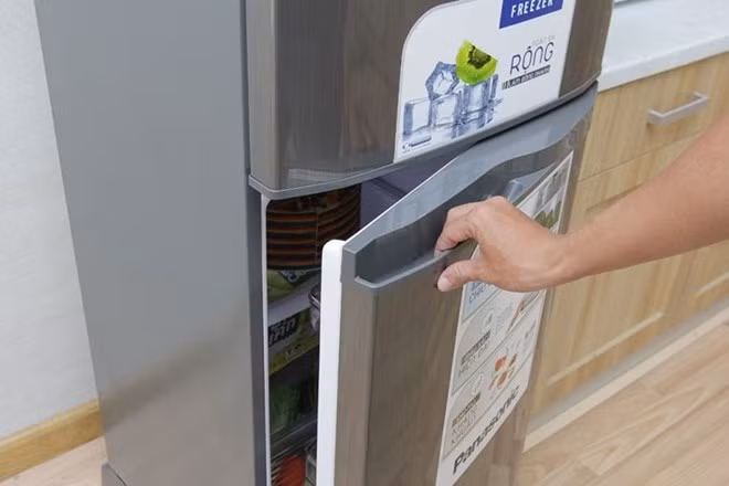 Việc mở ra mở vào nhiều lần trong ngày khiến tủ lạnh phải hoạt động nhiều dẫn đến lượng điện tiêu thụ tăng vọt.