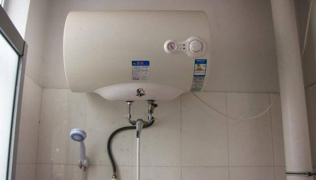 Với công suất lên tới 3.000W, bình nóng lạnh ngốn điện cực kỳ lớn khi sư dụng liên tục. Vì vậy, khi không sử dụng bạn nhớ tắt công tắc và bật lại trước khi tắm 1 tiếng.