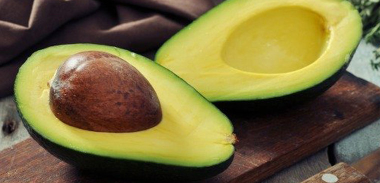 Để phân biệt bơ tẩm hóa chất, một nhà vườn cho biết, bơ xanh thì cuống có màu xanh, bơ chín cuống sẽ chuyển sang màu sẫm. Nếu cuống vẫn còn xanh mà thân bơ lại mềm thì khả năng bơ đã được ủ hóa chất. Ảnh: Internet