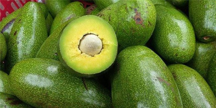 Khoảng tháng 4, tháng 5 là bơ vào vụ. Bơ được bán đầy vỉa hè, siêu thị, chợ dân sinh...Vỏ bơ mềm, vận chuyền đường dài nếu quả chín sẽ bị dập, nát. Vì thế, tiểu thương với số lượng lớn có thể ngâm hóa chất cho bơ tươi ngon. Ảnh: Internet