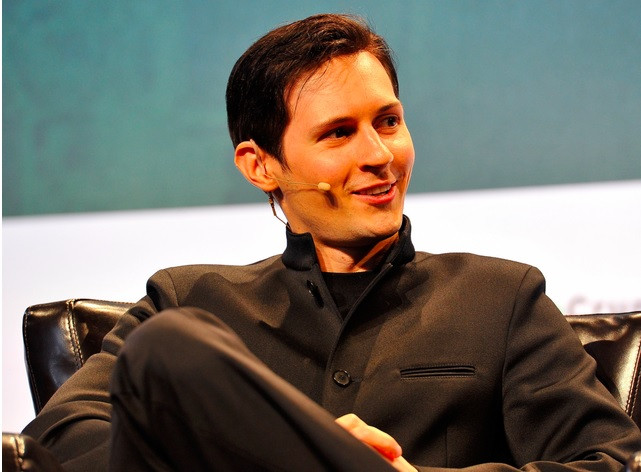 Hiện, tỷ phú lưu vong đang hẹn hò với siêu mẫu người Nga Alena Shishkova. Ảnh: Getty