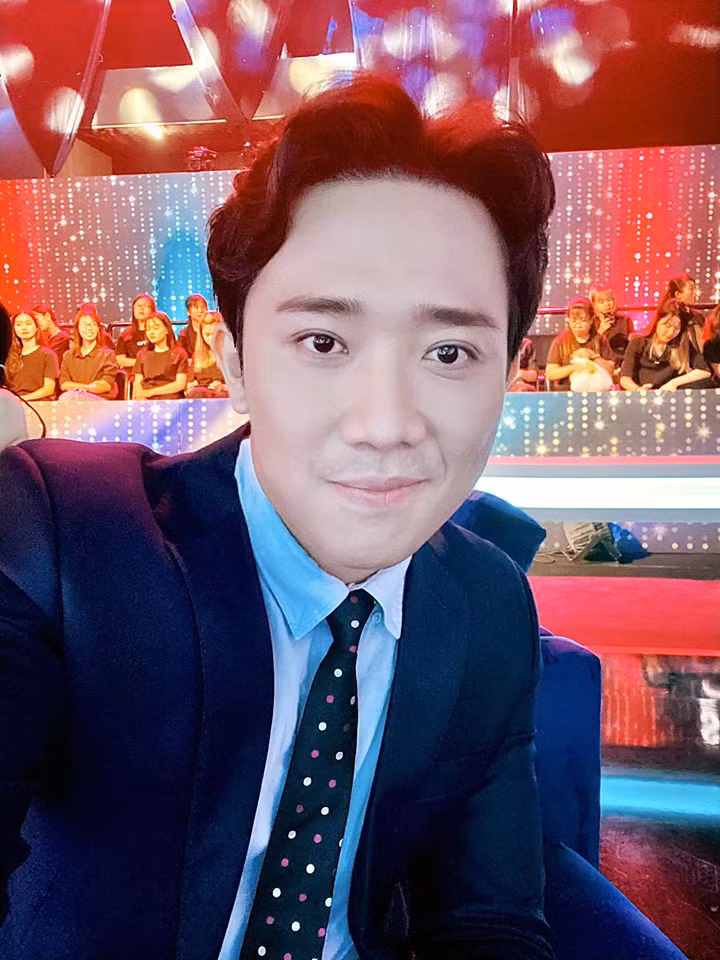 Với cường độ làm việc liên tục, người ta ước tính thu nhập của Trấn Thành lên tới hàng tỷ đồng mỗi tháng. Ảnh: Tổ quốc.