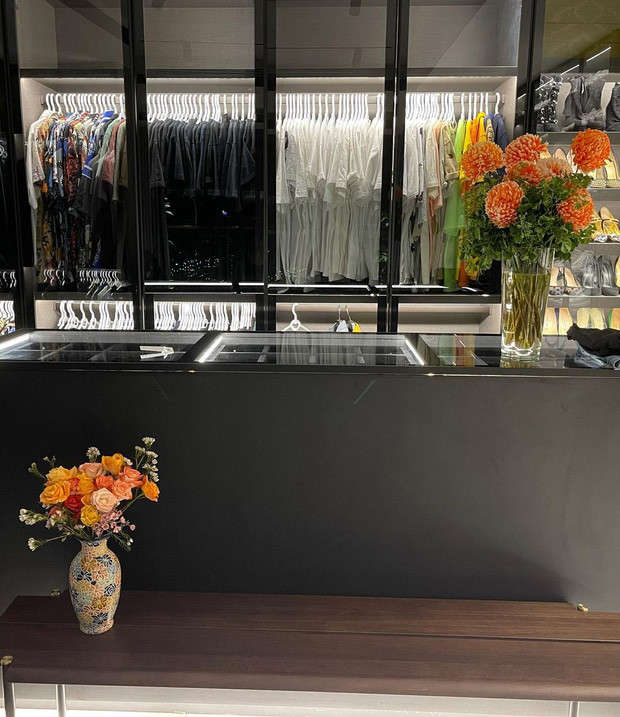 Không chỉ sở hữu nhà đẹp, xe sang, MC Trấn Thành còn thích dùng và sưu tập hàng hiệu. Trong căn biệt thự của mình, Trấn Thành có nguyên một không gian để bày các món hàng hiệu từ giày, túi đến phụ kiện, nước hoa. Ảnh: FBNV