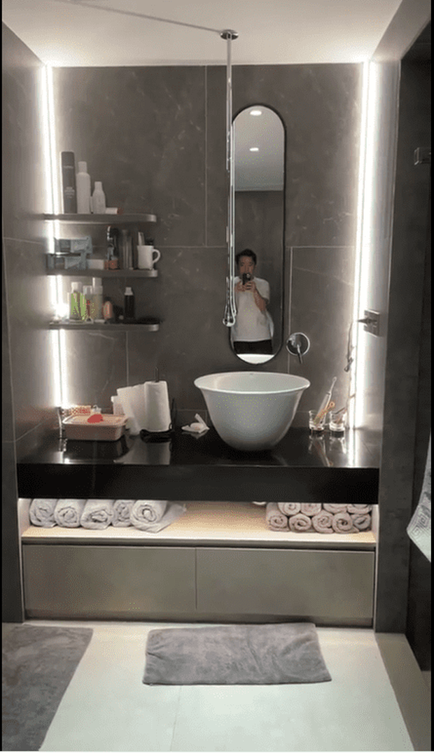 Ngoài ra vợ chồng Trấn Thành còn tậu một căn hộ cao cấp 7,5 tỷ đồng tại Hà Nội để tiện cho những chuyến lưu diễn không phải tốn kém thuê khách sạn. Ảnh: FBNV